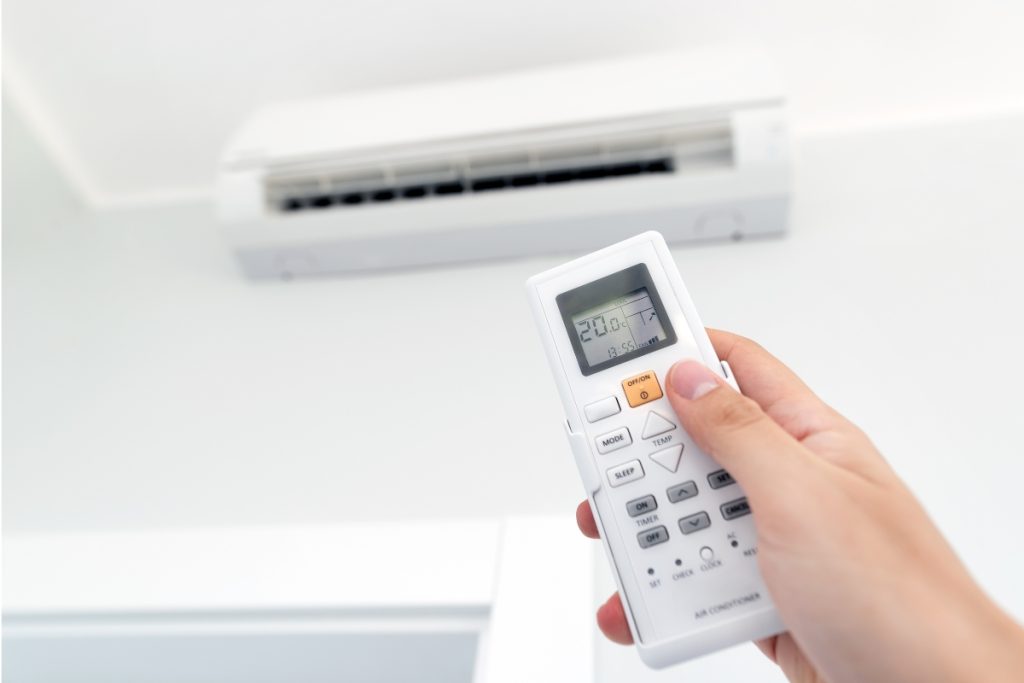 Turning on the aircon using remote control